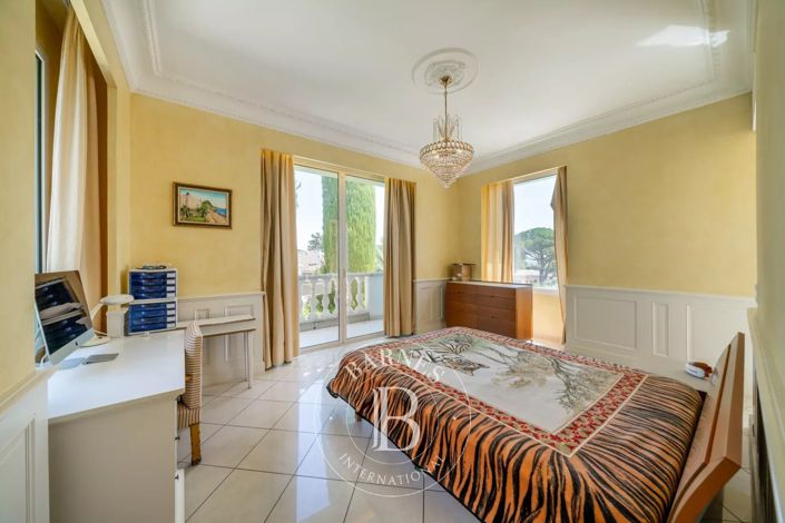 Image No.9-6 Bed House for sale
