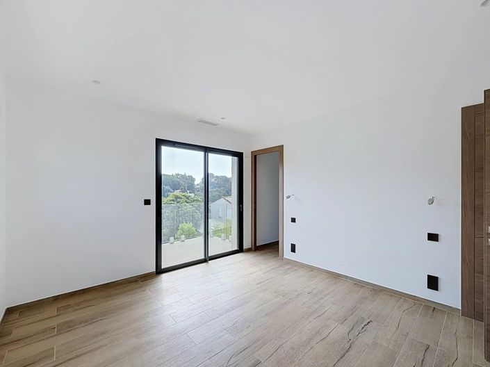 Image No.9-3 Bed House for sale