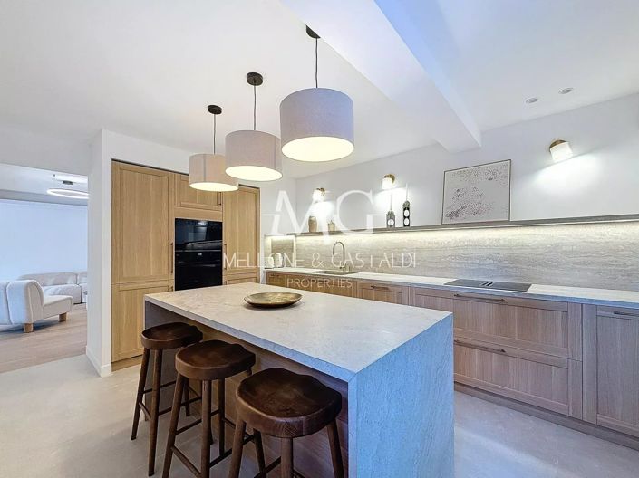 Image No.6-5 Bed House for sale