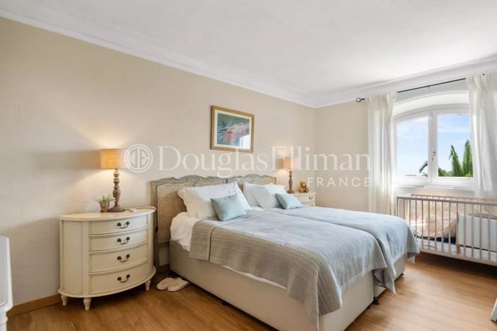 Image No.15-6 Bed House for sale