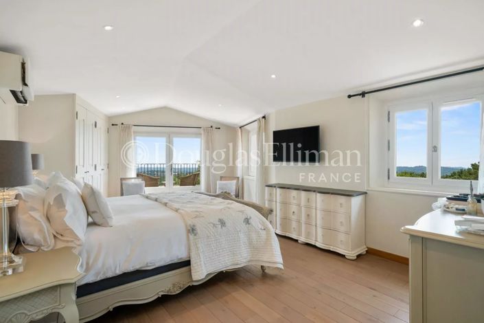 Image No.17-6 Bed House for sale