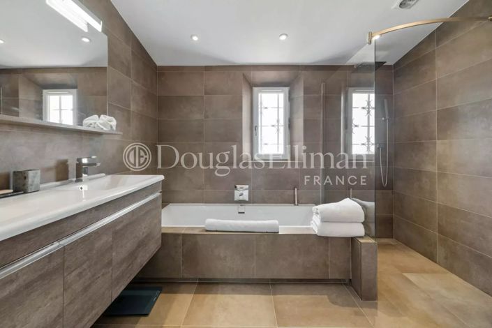 Image No.18-6 Bed House for sale