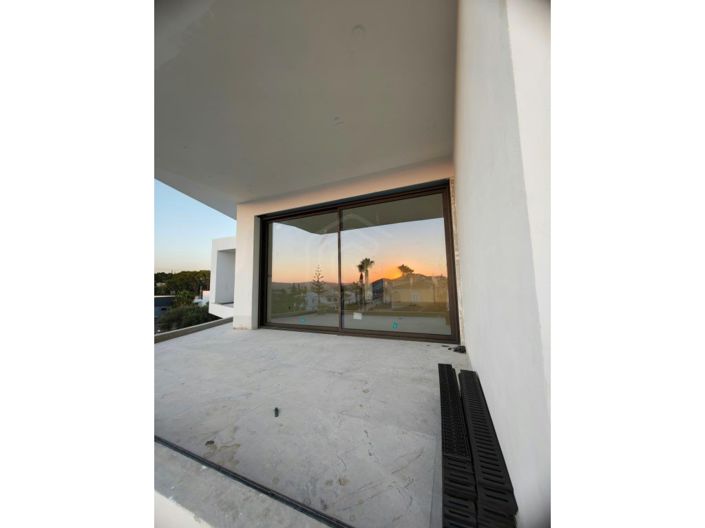 Image No.10-4 Bed House for sale