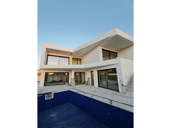 Image No.12-4 Bed House for sale