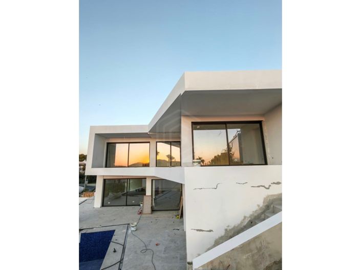 Image No.2-4 Bed House for sale