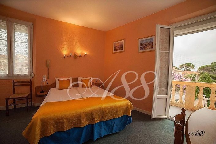 Image No.3-20 Bed House for sale