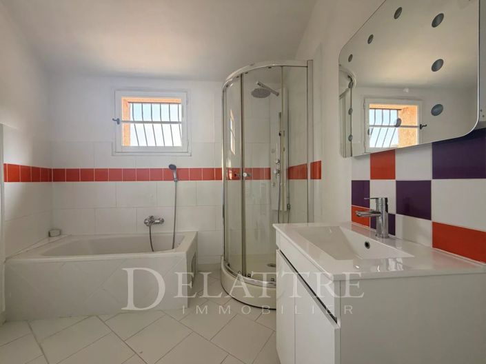 Image No.16-5 Bed House for sale