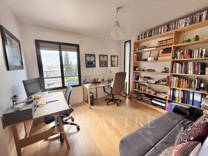 Image No.11-3 Bed House for sale