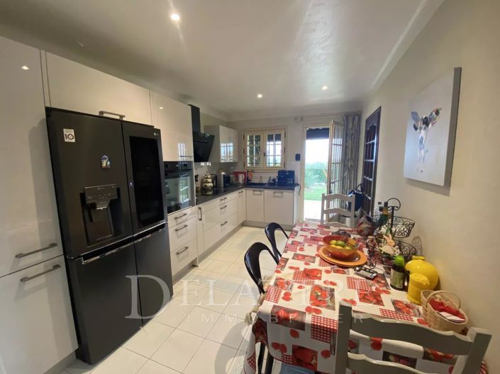 Image No.8-4 Bed House for sale