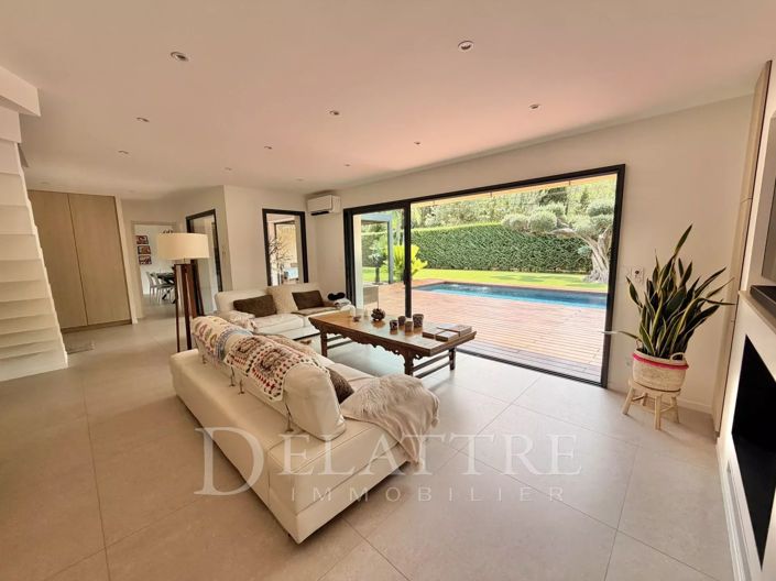 Image No.8-5 Bed House for sale