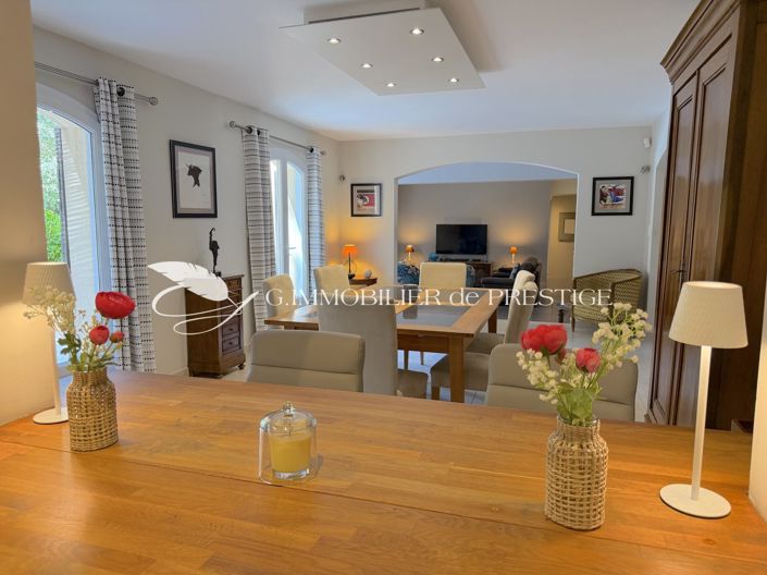 Image No.8-5 Bed House for sale
