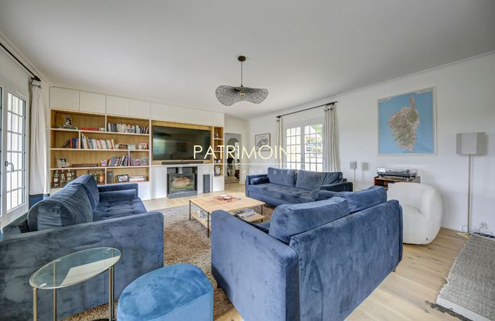 Image No.8-5 Bed House for sale