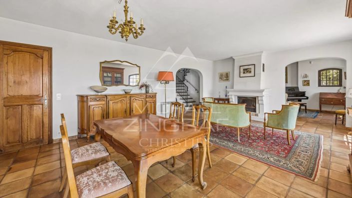 Image No.8-5 Bed House for sale