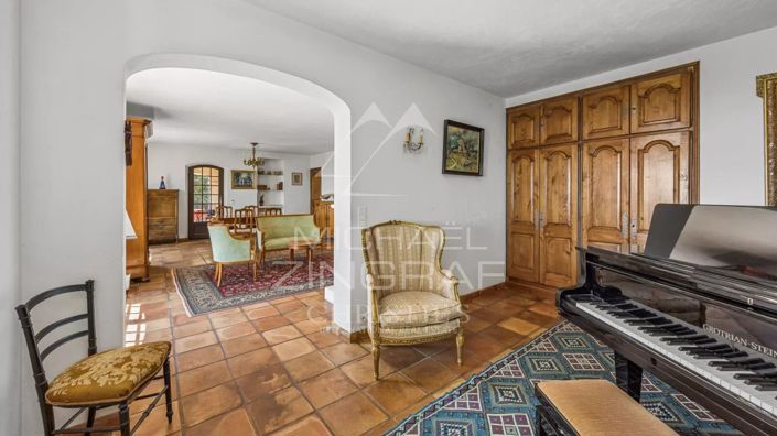 Image No.9-5 Bed House for sale