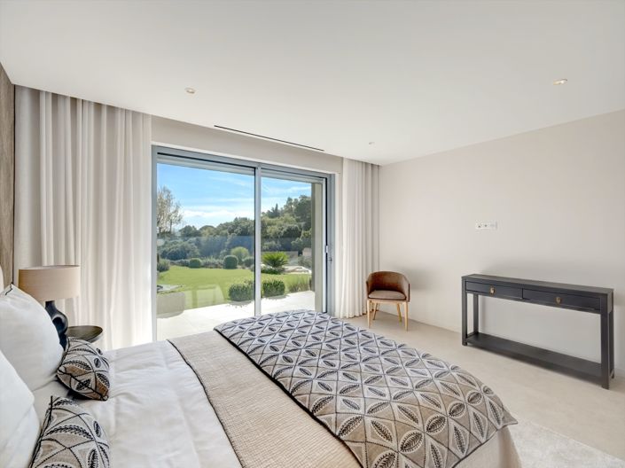 Image No.8-5 Bed House for sale