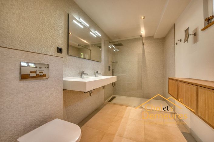 Image No.24-5 Bed Property for sale
