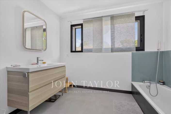 Image No.17-5 Bed House for sale