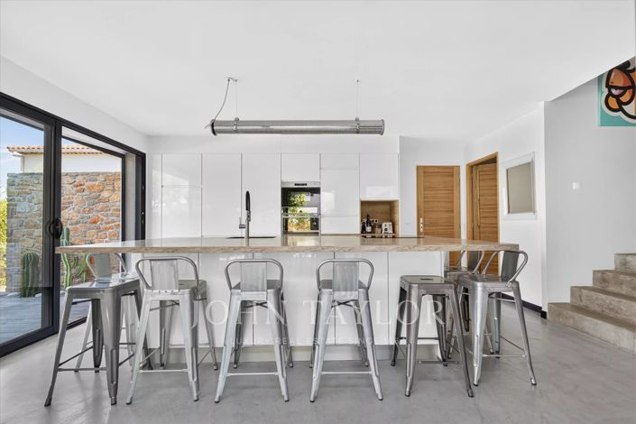 Image No.9-5 Bed House for sale