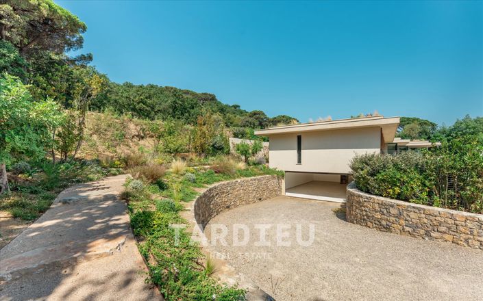 Image No.4-6 Bed House for sale