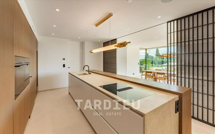 Image No.8-6 Bed House for sale