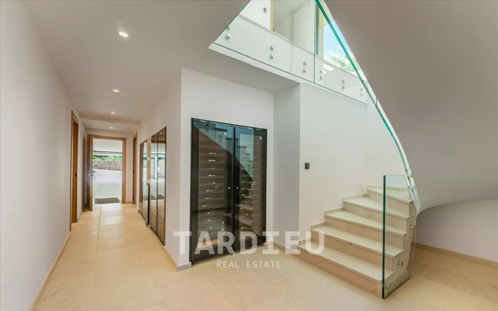 Image No.9-6 Bed House for sale
