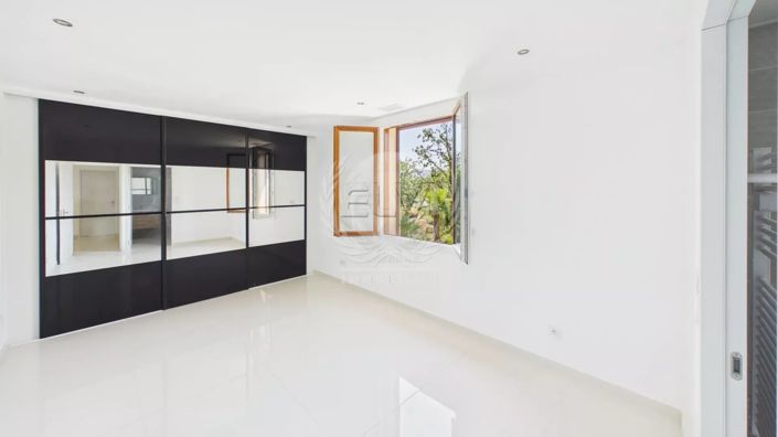 Image No.11-5 Bed House for sale