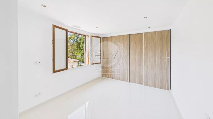 Image No.17-5 Bed House for sale