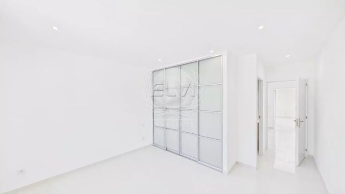 Image No.20-5 Bed House for sale
