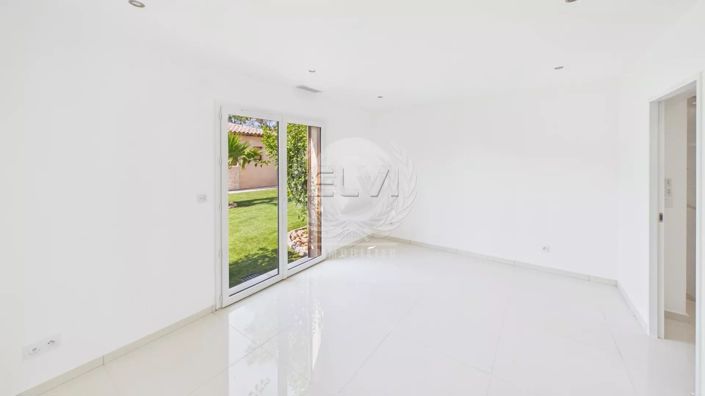 Image No.7-5 Bed House for sale