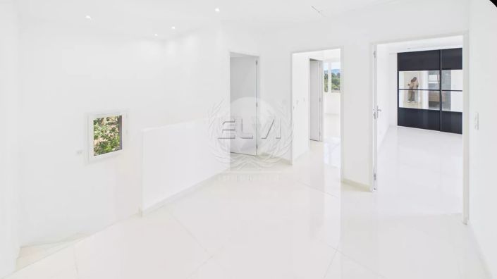 Image No.9-5 Bed House for sale