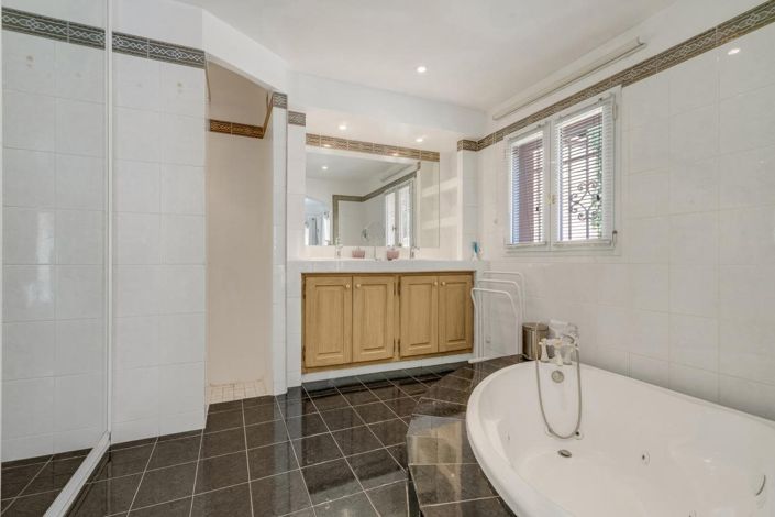 Image No.22-4 Bed House for sale