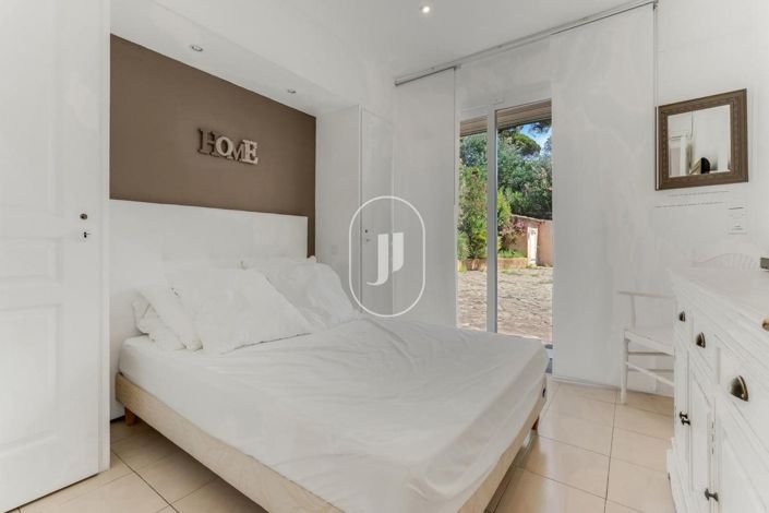 Image No.8-4 Bed House for sale