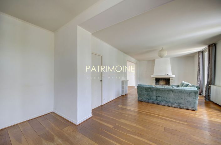 Image No.8-5 Bed House for sale