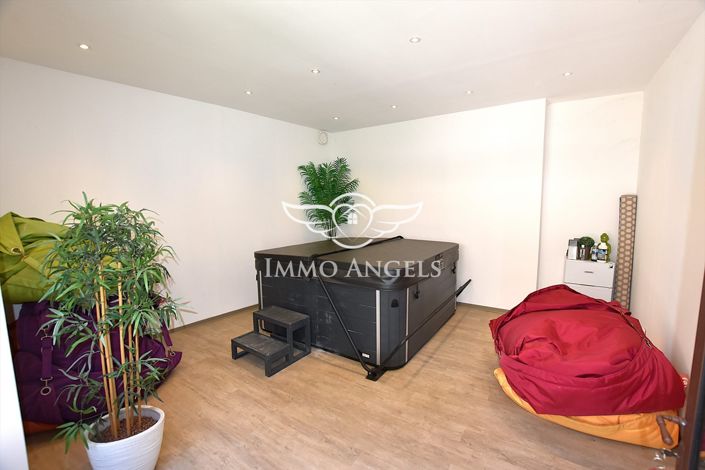 Image No.20-5 Bed Property for sale