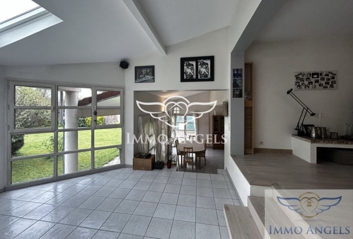 Image No.5-5 Bed House for sale
