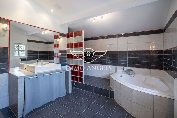 Image No.17-6 Bed House for sale
