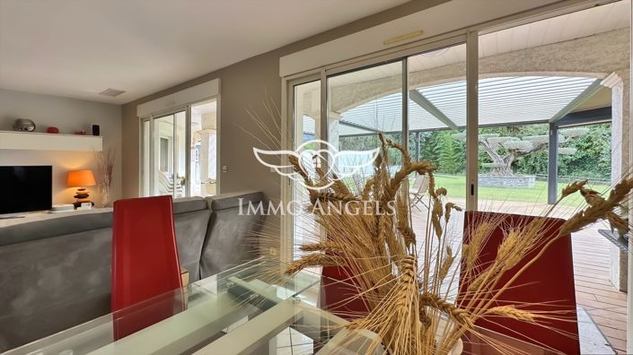 Image No.6-5 Bed House for sale