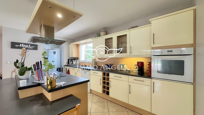 Image No.7-5 Bed House for sale