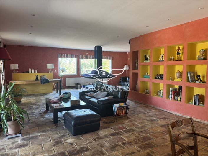 Image No.8-5 Bed House for sale