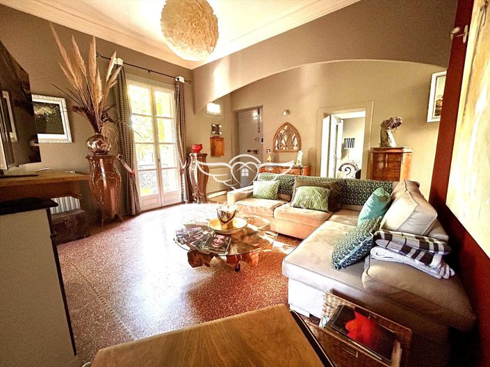 Image No.10-6 Bed Property for sale