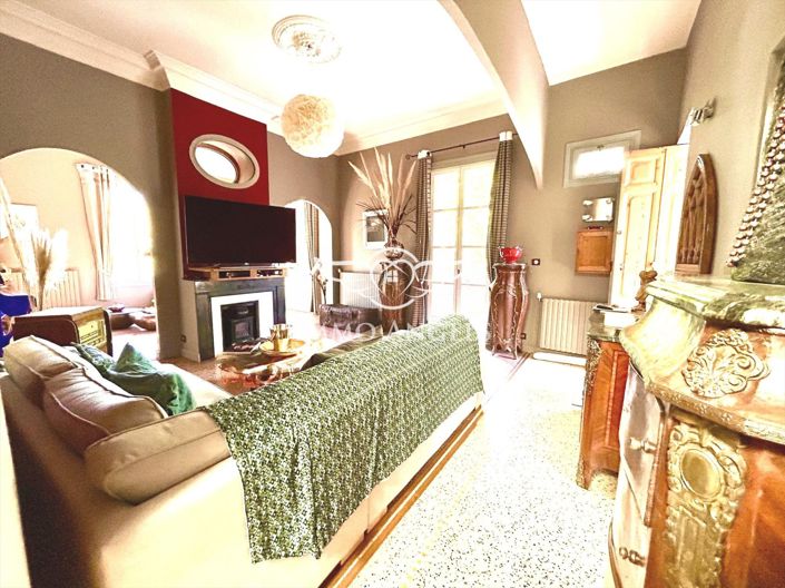 Image No.8-6 Bed Property for sale