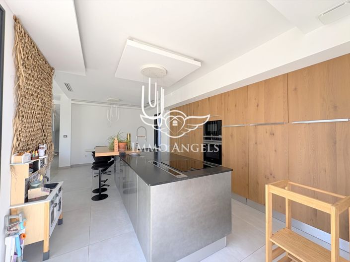 Image No.8-4 Bed Property for sale