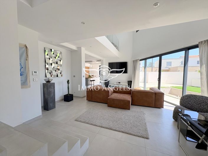 Image No.9-4 Bed Property for sale