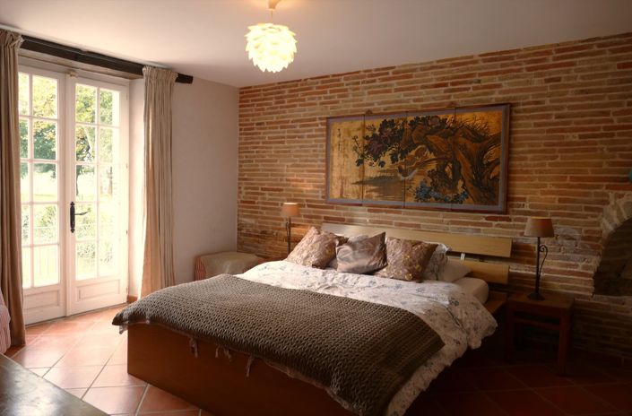 Image No.17-10 Bed Property for sale