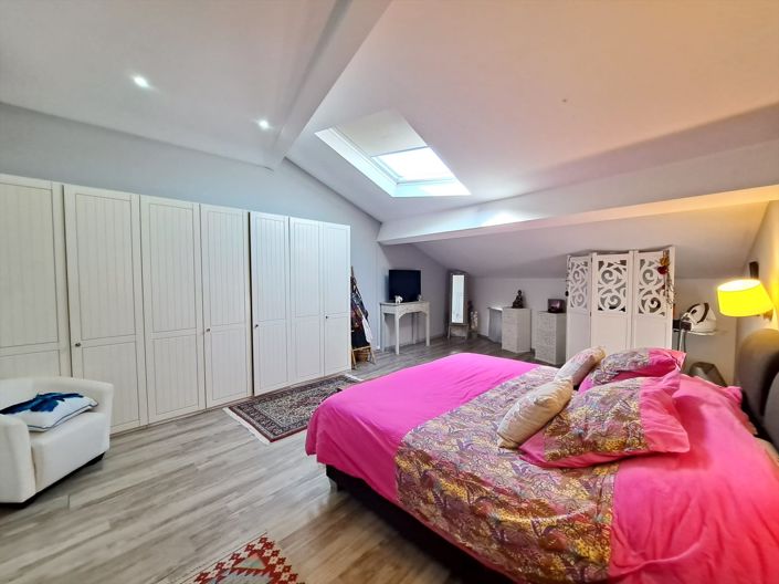Image No.18-5 Bed House for sale