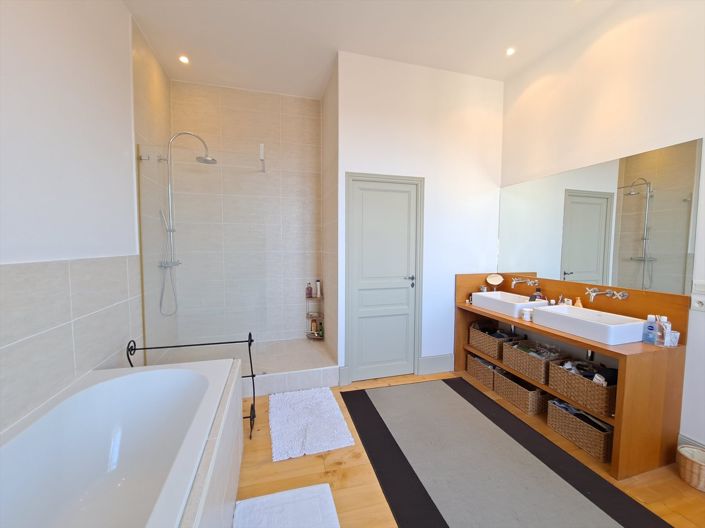 Image No.20-5 Bed House for sale