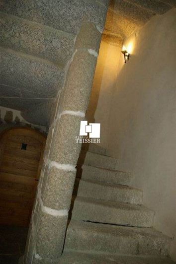 Image No.13-6 Bed Property for sale