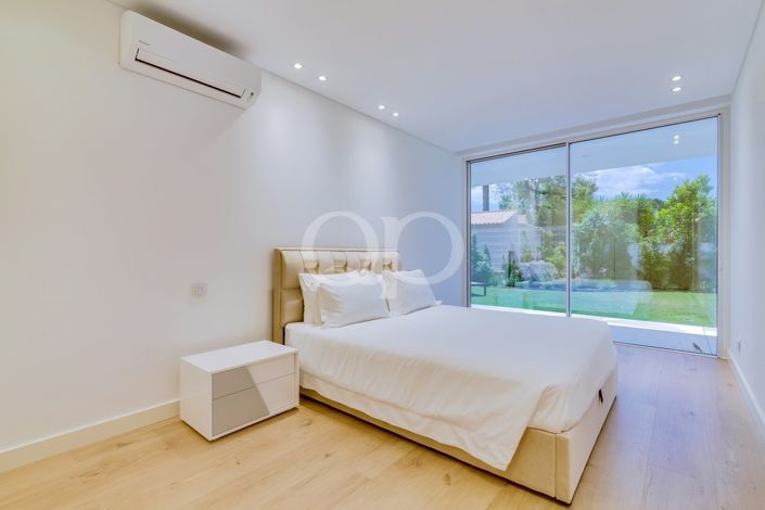 Image No.21-8 Bed House for sale