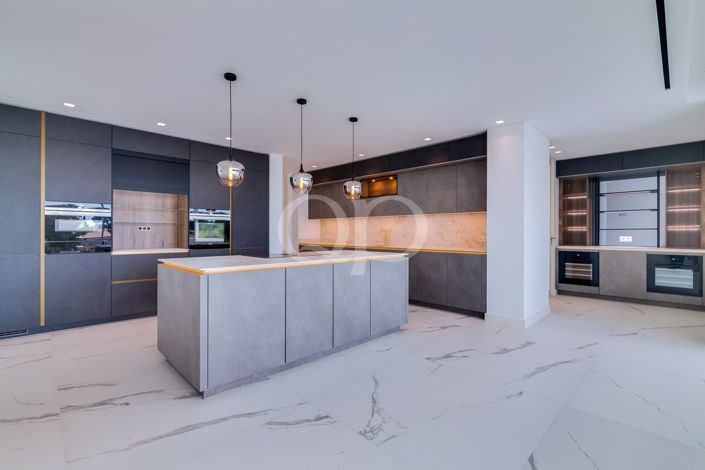 Image No.6-8 Bed House for sale