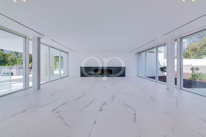 Image No.7-8 Bed House for sale